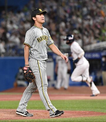  ８回、山田（右）に本塁打を打たれた阪神・伊藤将（東スポWeb）