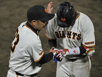 サヨナラ３ランを放った坂本勇人（右）を祝福する阿部監督