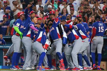 イスラエル相手に満塁弾を放ったタティスJr.は仲間とこのセレブ―ション（ロイター）