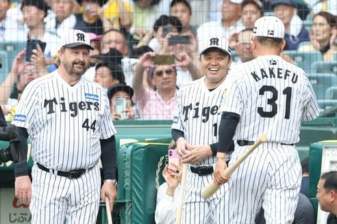 阪神】バース、掛布、岡田がバックスクリーン3連発セレモニー