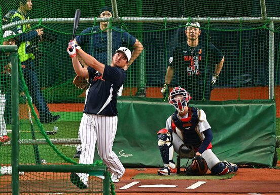 大谷翔平(左奥)らが見守る中、フリー打撃をこなしたホワイトソックス・村上宗隆