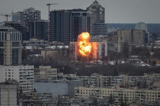 ロシアのドローンによって攻撃されたウクライナの首都キーウのアパート（ロイター）