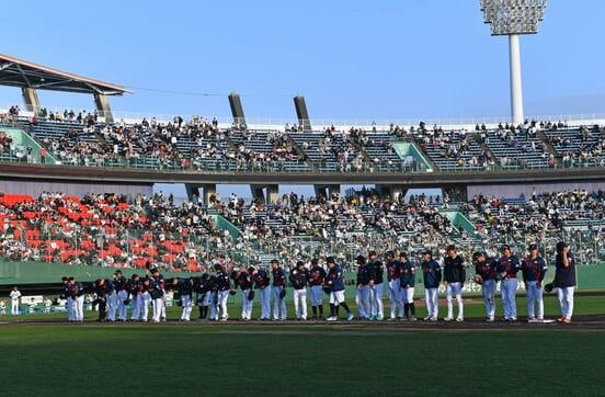 ソフトバンク戦を終え挨拶する侍ジャパン