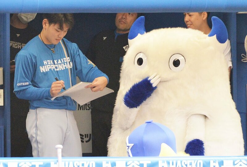 【日本ハム】対戦相手のマスコットを感激させた野村佑希の〝サプライズプレゼント〟 | 記事 | 東スポWEB