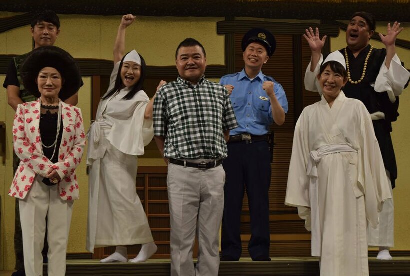  前列左から末成映薫、川畑泰史、浅香あき恵。後列左から千葉公平、島田珠代、吉田裕、諸見里大介