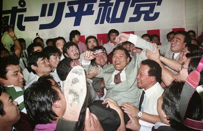 当選して新日全選手から胴上げされる猪木（1989年7月、芝公園のスポーツ平和党）