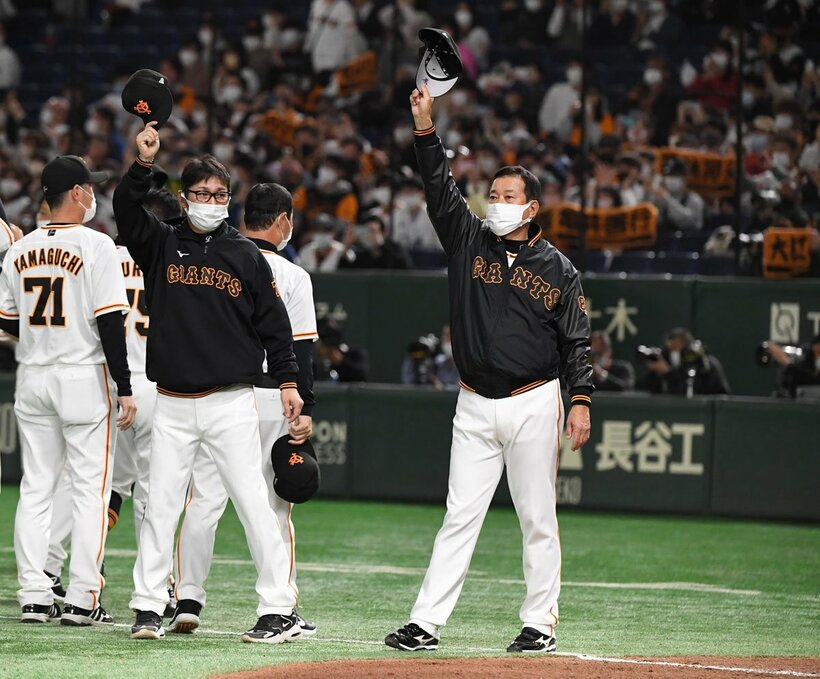  試合後、ファンの歓声に応える原監督（右）と元木ヘッド（東スポWeb）