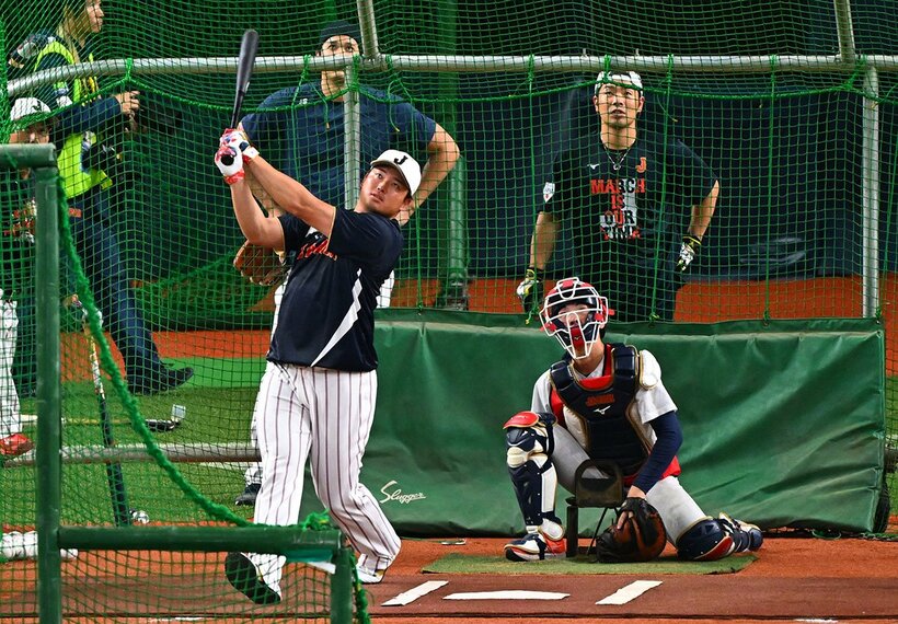 大谷翔平(左奥)らが見守る中、フリー打撃をこなしたホワイトソックス・村上宗隆