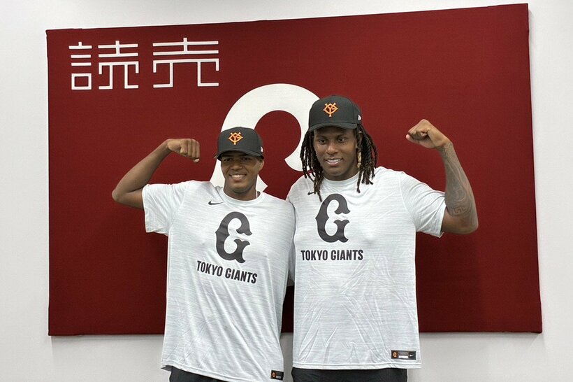 育成選手契約を締結したフランシス・グズマン投手（左）とクリスチャン・フェリス内野手