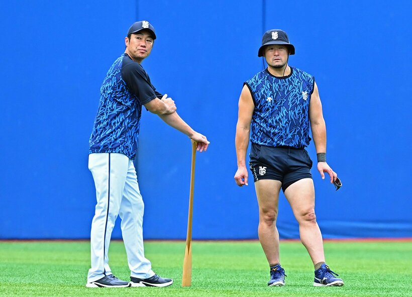 中止前のグラウンドで、戸柱恭孝(右)と話すDeNA・相川監督