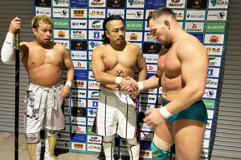 後藤洋央紀(中)とYOSHI－HASHI(左)の「毘沙門」にトリオ結成を申し出たボルチン・オレッグ