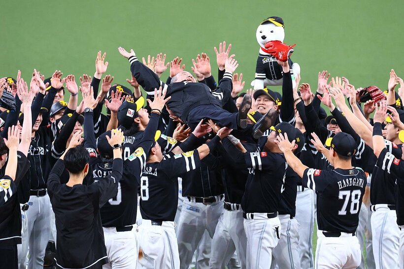 ナインに胴上げされる孫正義オーナー