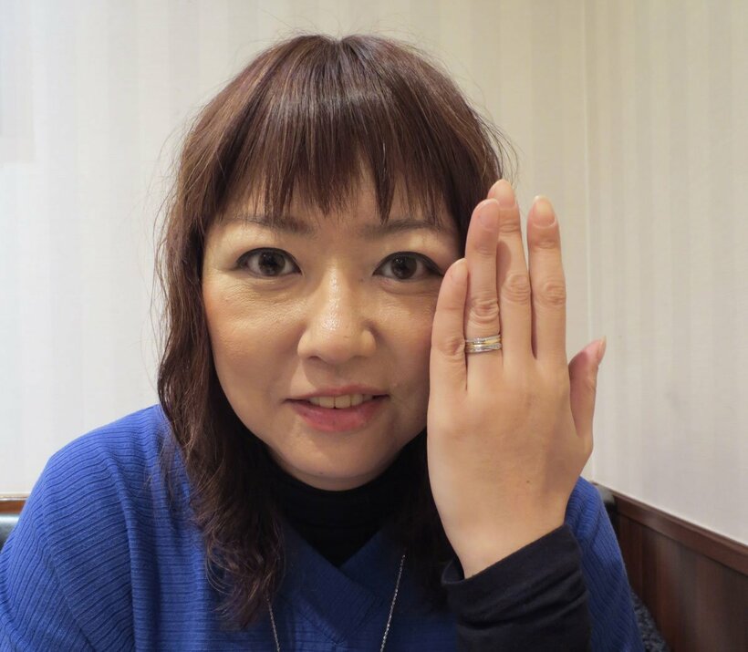 指輪を披露する西田夏さん