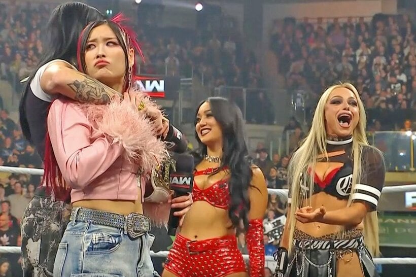 リブ・モーガン(右端)とロクサーヌ・ペレスに絡まれるイヨ・スカイ(左手前)とリア・リプリー（©AbemaTV, Inc.）