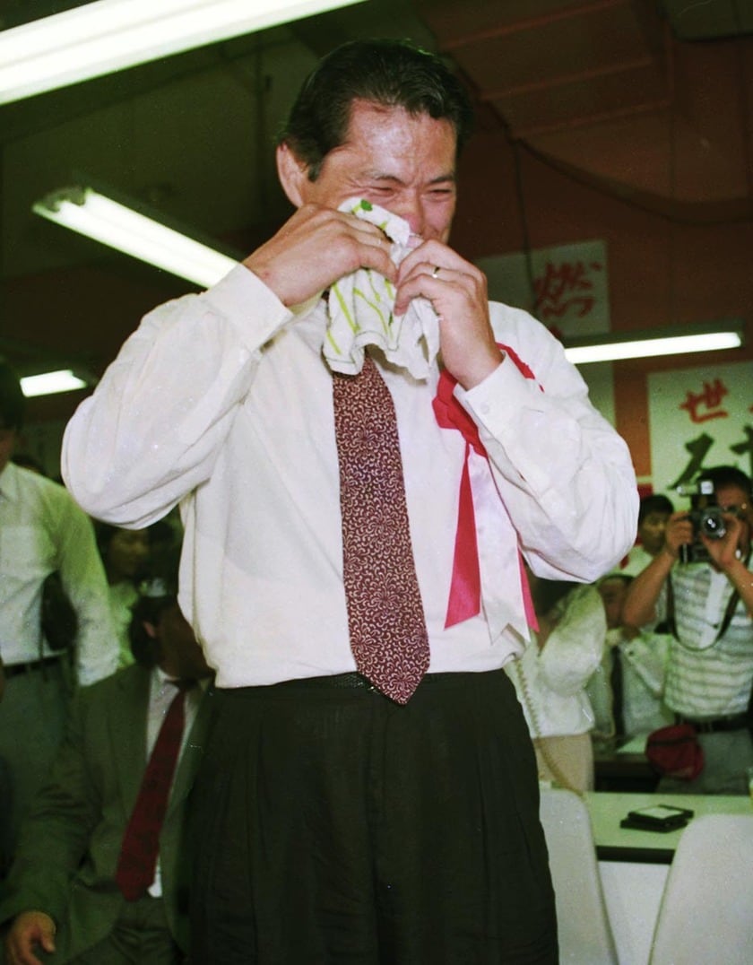 当選して涙をぬぐう猪木（1989年7月、芝公園のスポーツ平和党）