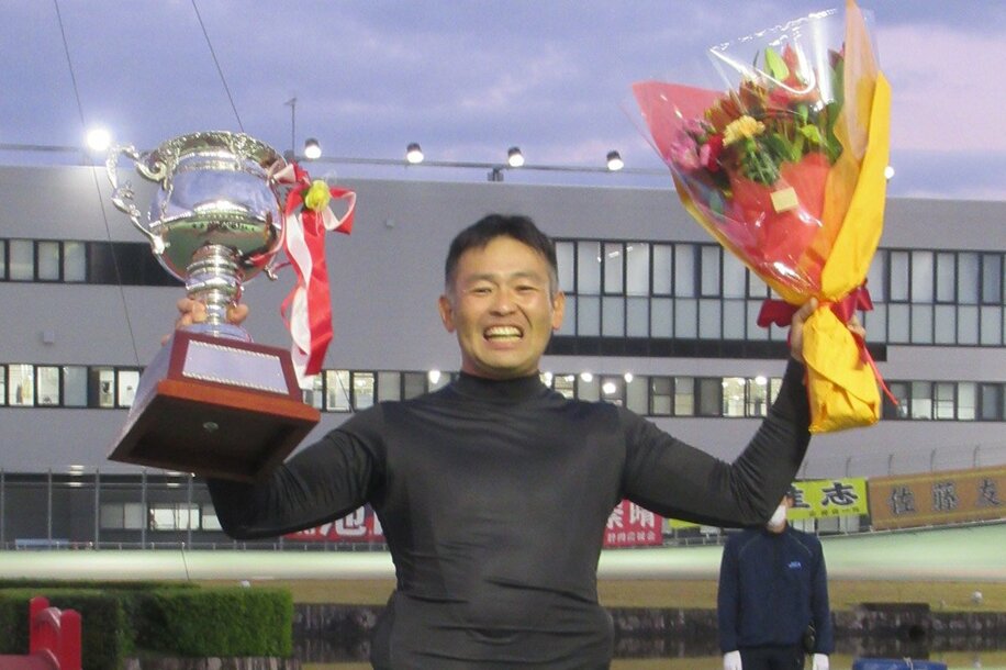 山賀雅仁は優勝カップと花束を手に「山ガッツ」ポーズで喜びを表現