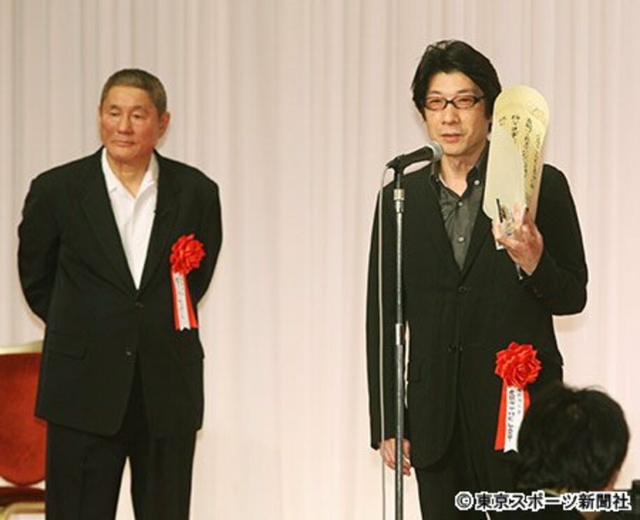 たけし（左）は阪本監督を「えらい」と称賛（2011年）