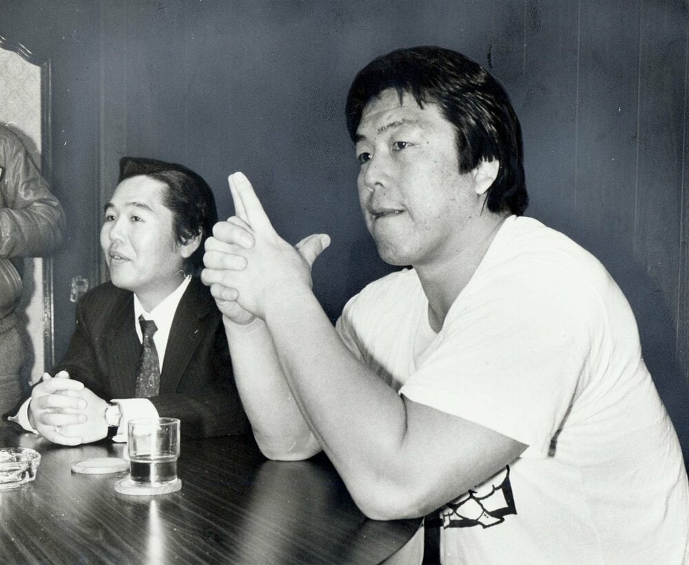 ジャパンプロレス本社で会見を開いた長州力（右）と大塚直樹副会長（87年3月）