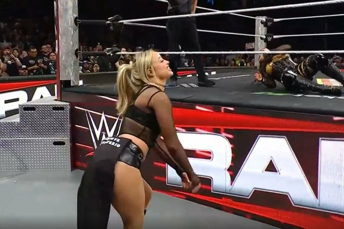 イヨの試合に介入したリブ・モーガン（©AbemaTV, Inc.）