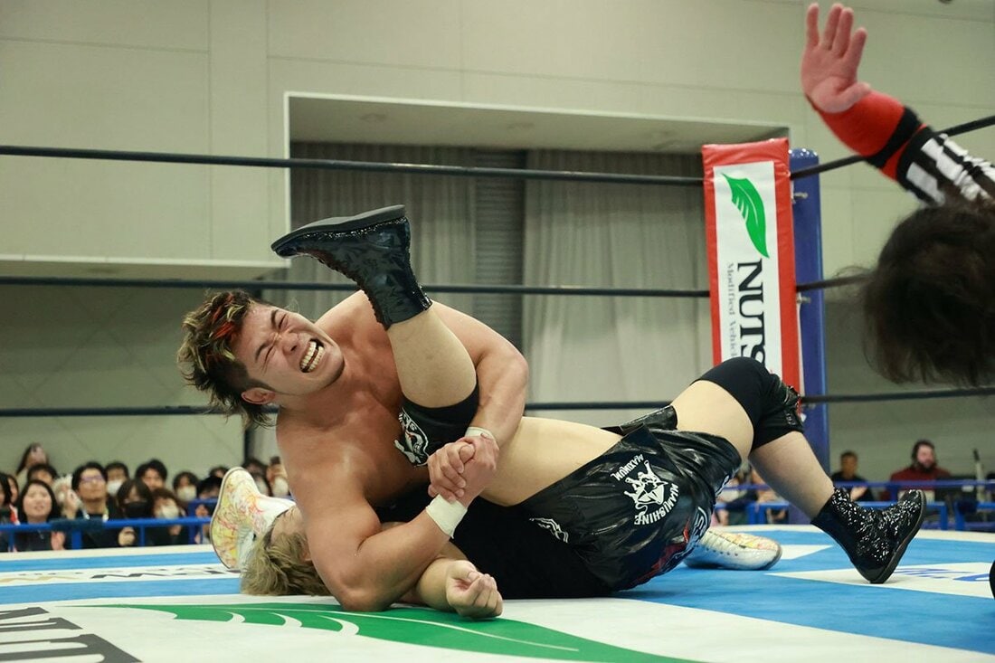 高橋裕二郎(下)からピンフォールを奪った上村優也