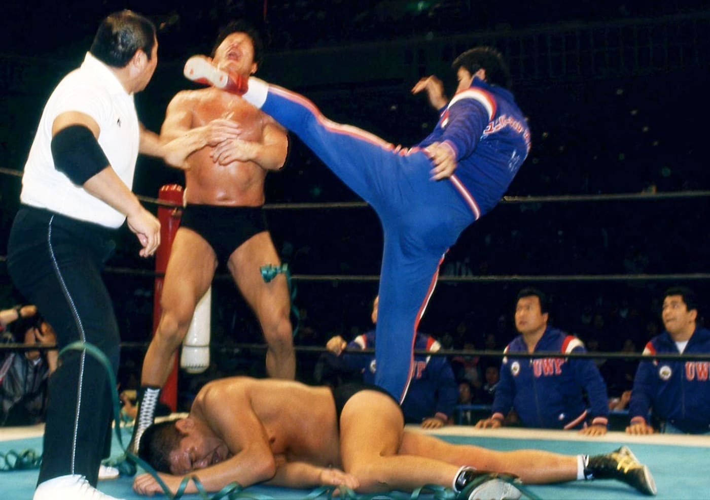 試合後、前田(右)は猪木にハイキックを見舞った(1986年2月、両国国技館)