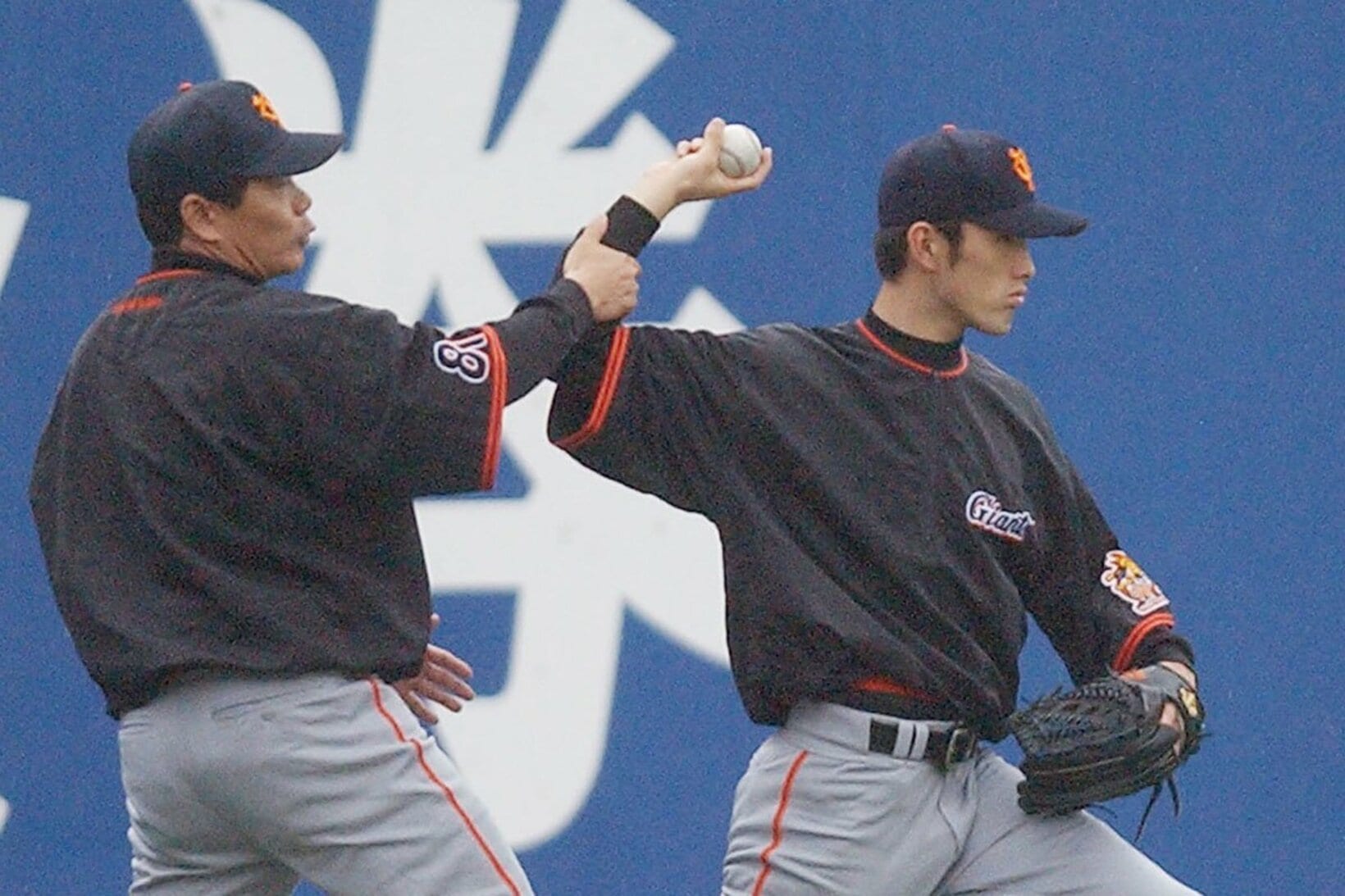 木佐貫を指導する巨人コーチ時代の池谷公二郎さん（２００４年）