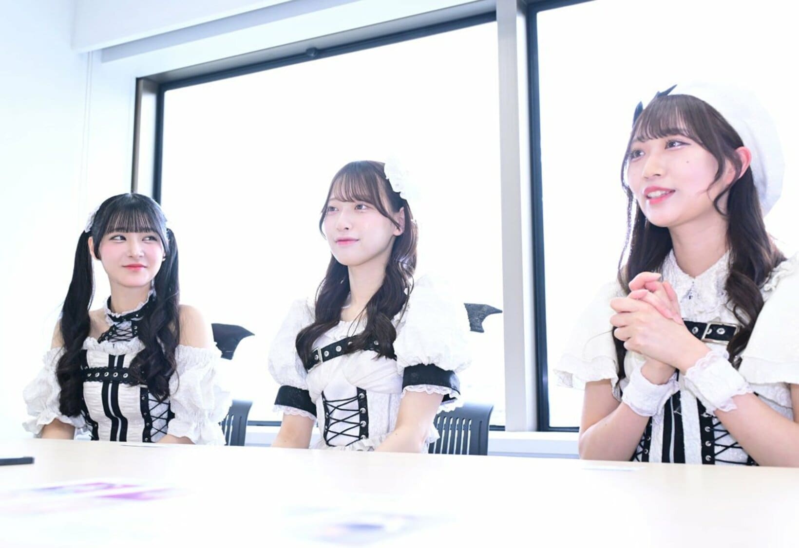 インタビューに答える３人。左から井上唯、亀尾日菜子、日浦菜緒