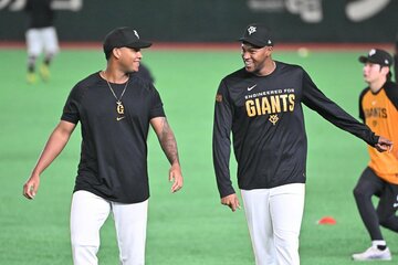 ルシアーノ（左）と談笑するマルティネス