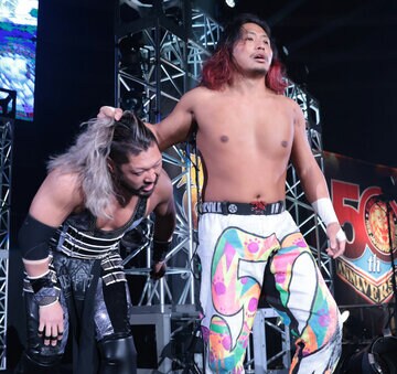  入場途中のＥＶＩＬ（左）を襲う高橋ヒロム（東スポWeb）