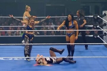 両手を広げてアレクサ・ブリス(下)を挑発するジュリア（©AbemaTV,Inc.）