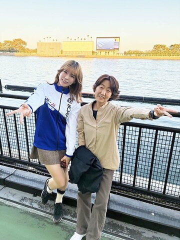 ボートレース浜名湖に登場した日野未来さん(左)と元ボートレーサーの野中文恵さん