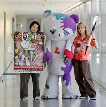 左から佐藤詩織、ダートベア、阿嘉紗香