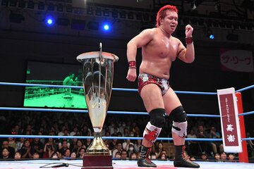 勝利の〝ホンダンス〟を披露する本田竜輝