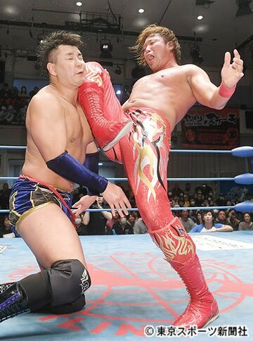  青柳優馬（左）にブラックアウトを決める宮原健斗