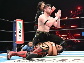 鷹木を攻めるカラム