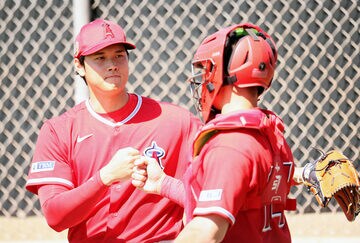 大谷翔平はブルペンで投球練習しキャッチャーとグータッチ