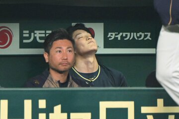 降板しベンチで天を仰ぐオリックス・山崎颯