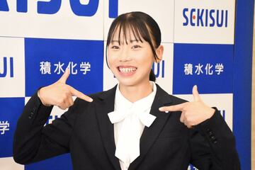 リクルートスーツに身を包んだ久保凛