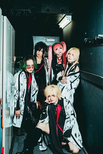 初のワンマンライブを開催した「蛾と蝶」。後列右から零、一色日和、楓、宏崇、手前が創真