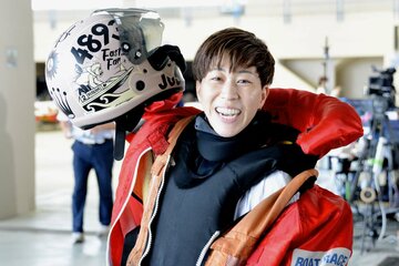 今節から使用するニューヘルメットを手に、笑顔の渡辺真奈美