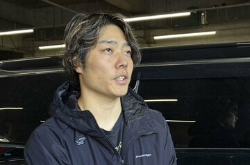 本拠地で取材に応じるソフトバンク・松本裕樹