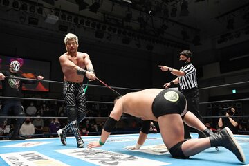  弁髪を引っ張り、オーカーン(手前)を飼い犬の如く扱うＳＡＮＡＤＡ