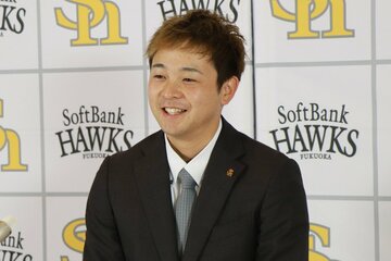 契約更改を終えて会見に臨む川瀬晃