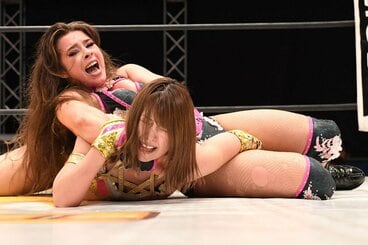 ダイアナ・ストロング(上)のパワーに屈した桜井麻衣