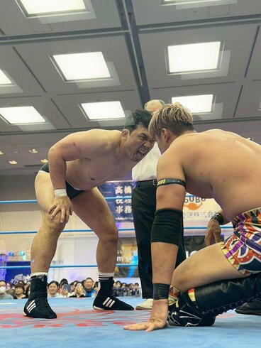 綾部蓮(右)に土をつけ、勝ち誇る鈴木秀樹