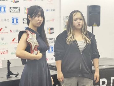 会見で舌戦を繰り広げた玖麗さやか（左）と鈴季すず