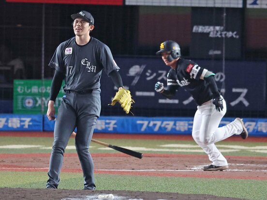 5回にロッテ・佐々木朗希(左)から右安打を放ったソフトバンク・今宮健太
