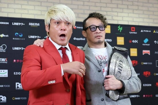 調印式でBUSHI とXを探す拳王(左)と、なだめる丸藤正道