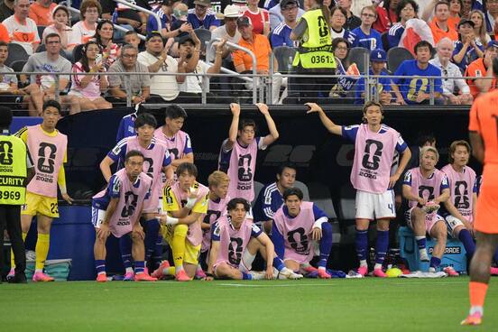 ベンチから試合を見守る選手たち