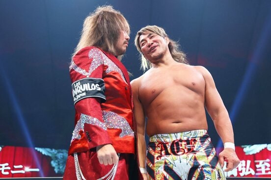 大歓声の中、棚橋弘至(右)の引退セレモニーに登場した内藤哲也